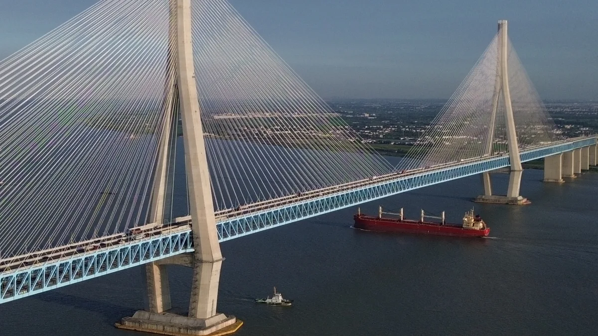 Hutong Yangtze River Bridge in China