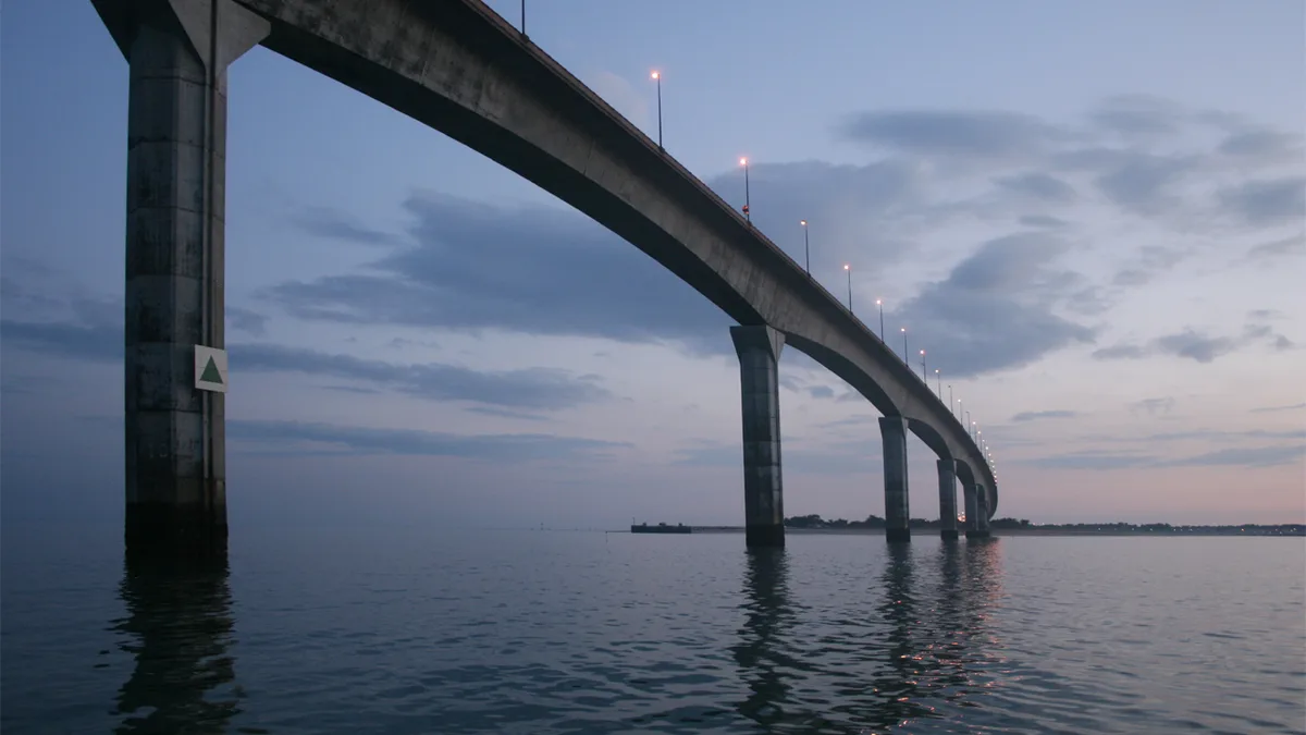 Pont de l'Île de Ré in France