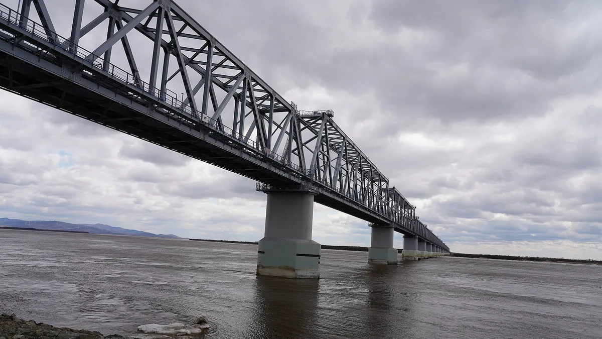 Tongjiang-Nizhneleninskoye Railway Bridge in Russia