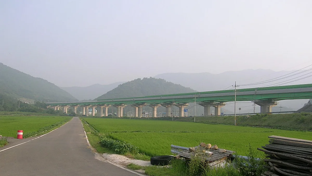 Jungbu Naeryuk Expressway in South Korea