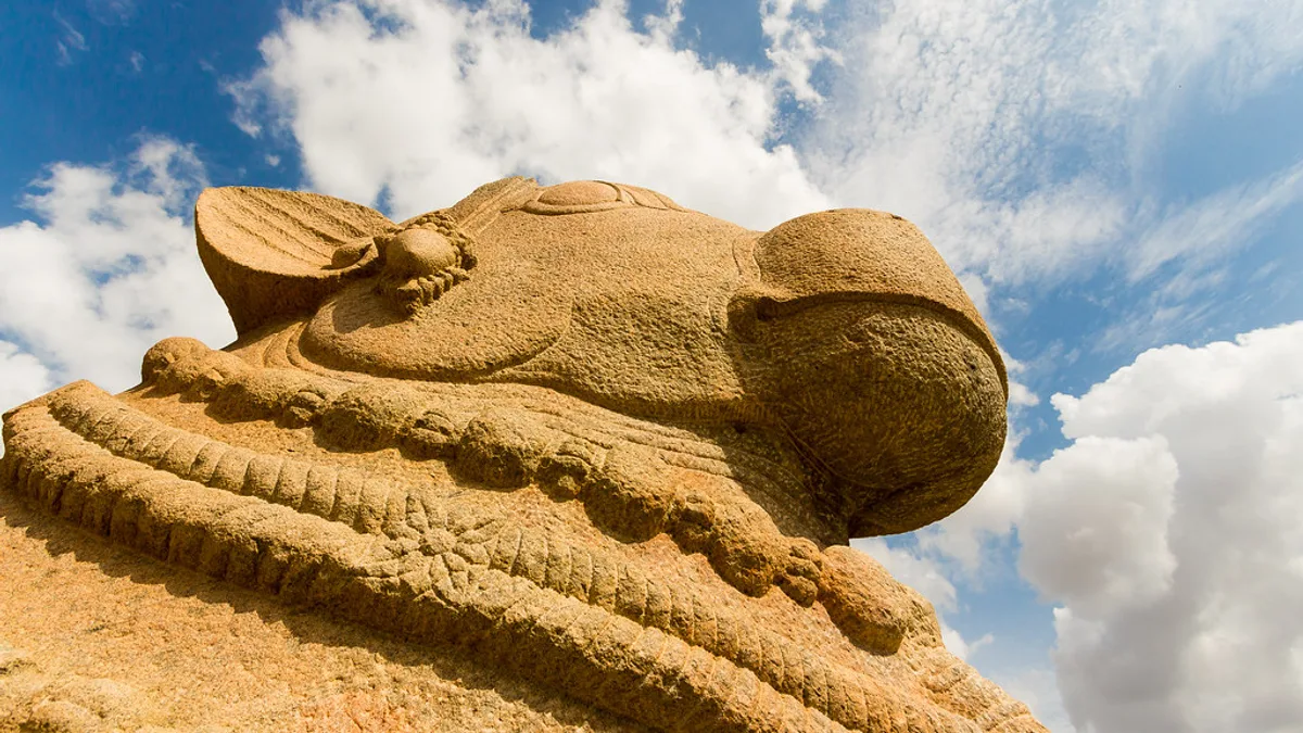 Lepakshi Nandi in India