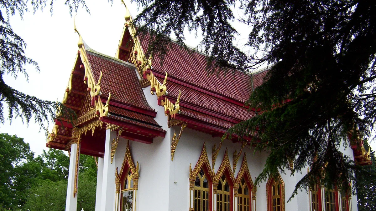 Wat Buddhapadipa in United Kingdom